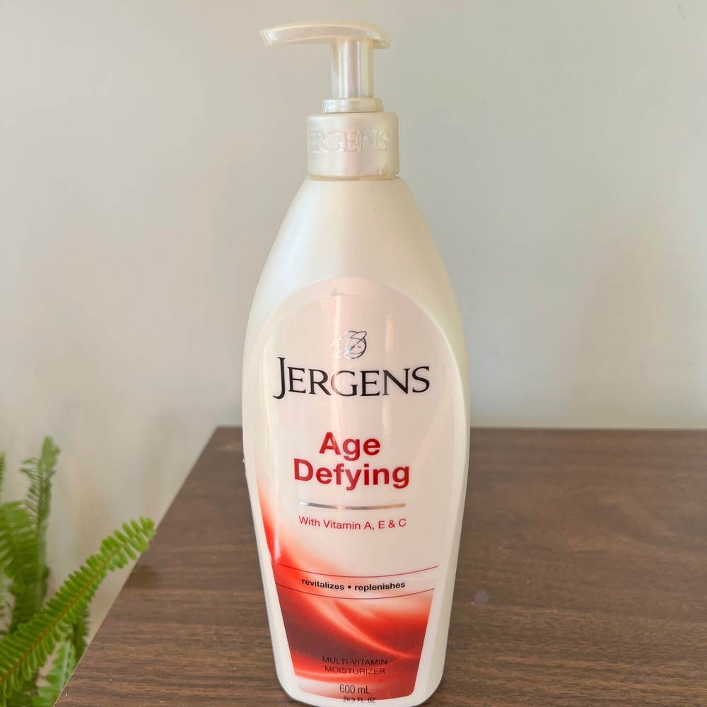 Jergens Age Defying Multi-Vitamin Moisturizer Body Lotion Vitamin A E C 600mL